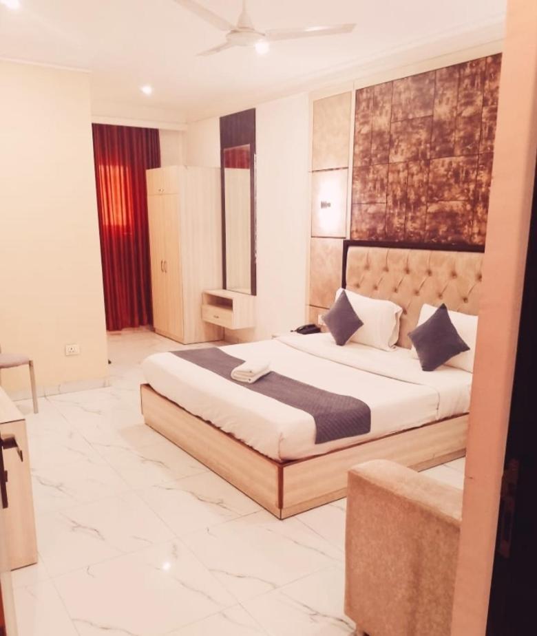 Shyam International - Near Terminal 3 Delhi Airport With - Free Airport Pickup And Drop Hotel