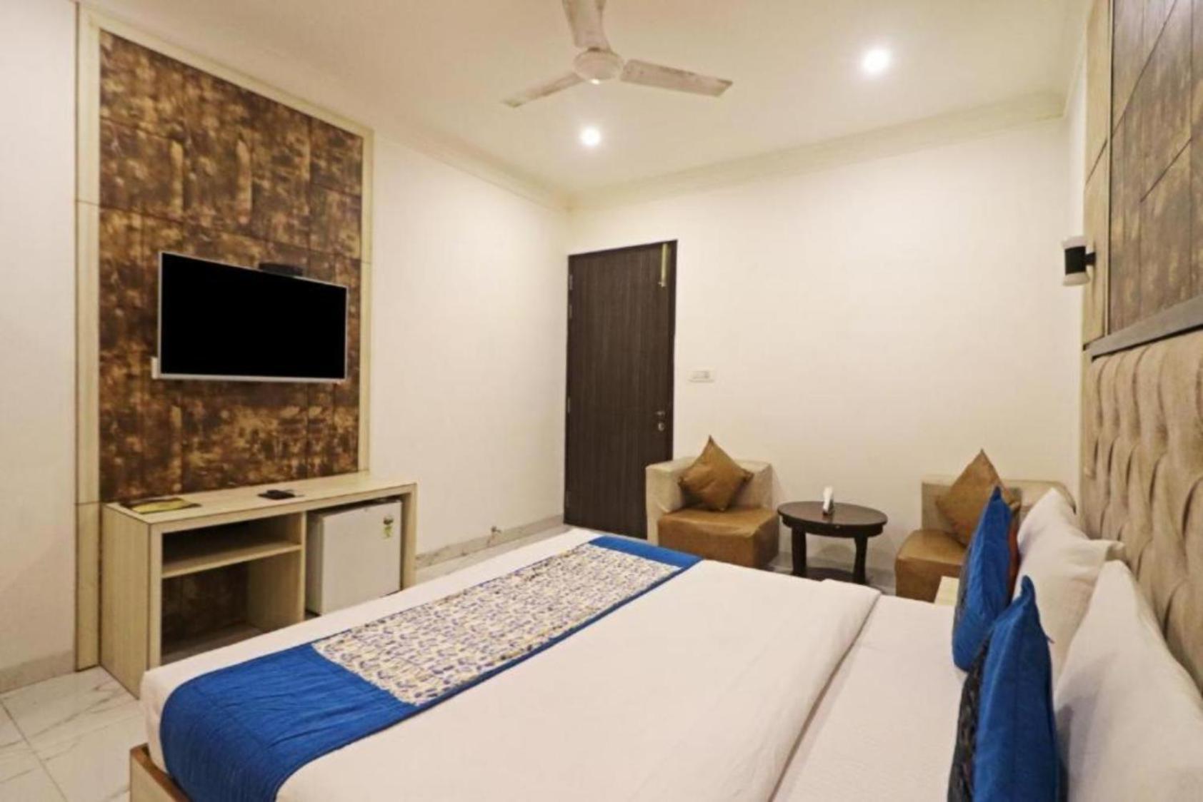 Shyam International - Near Terminal 3 Delhi Airport With - Free Airport Pickup And Drop 3*